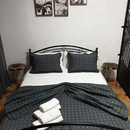 Elegant Apartment *